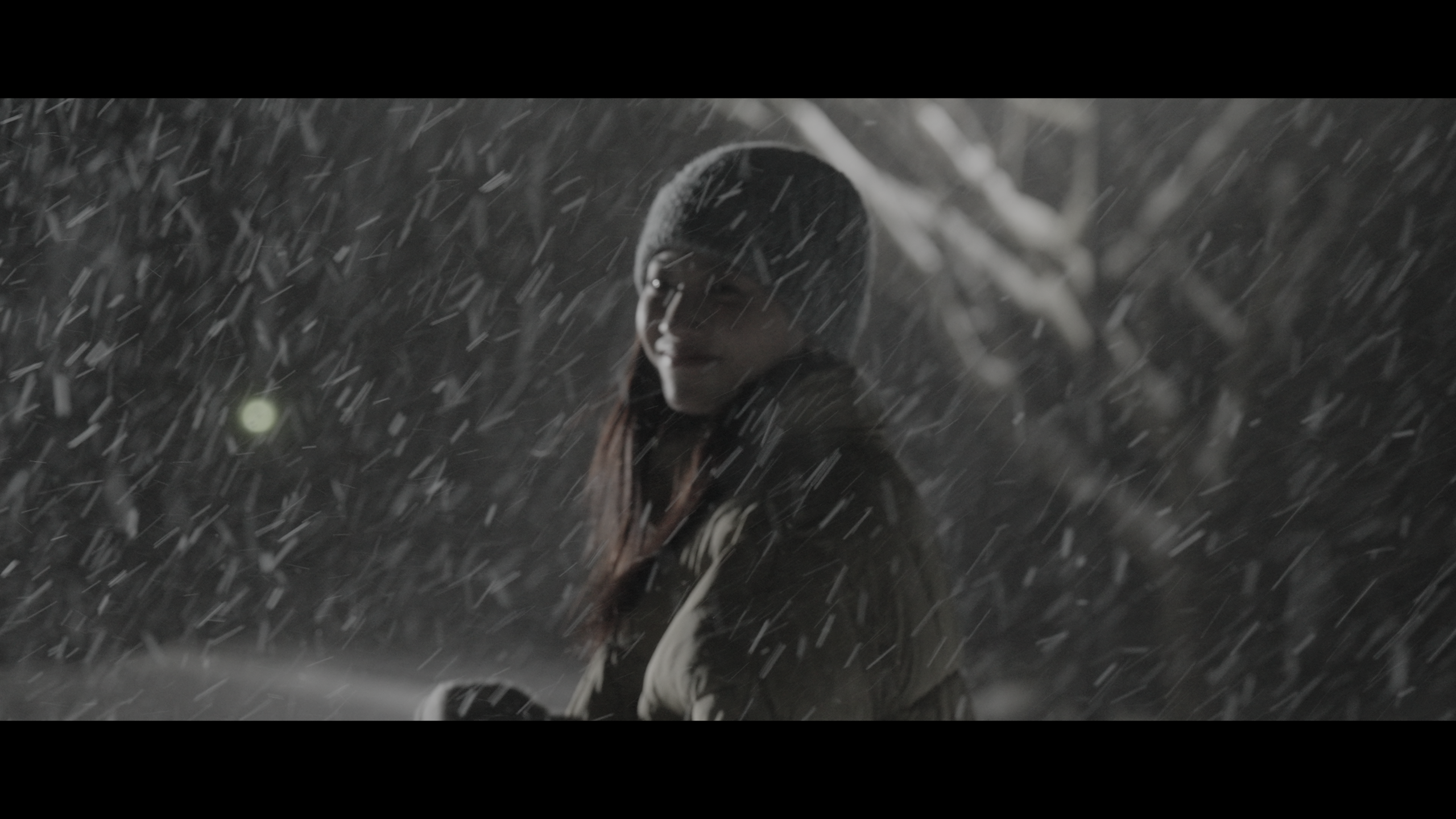 雪の中の女性
